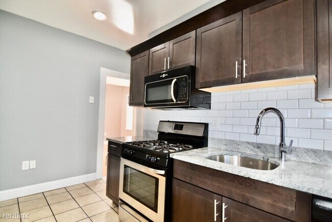 Foto del edificio - 3 br, 1 bath Triplex - 21 Treadway Rd Apt 1