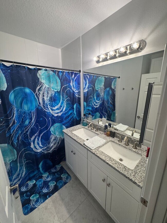 Foto del edificio - 4 bedroom, 2.5 bath Townhome