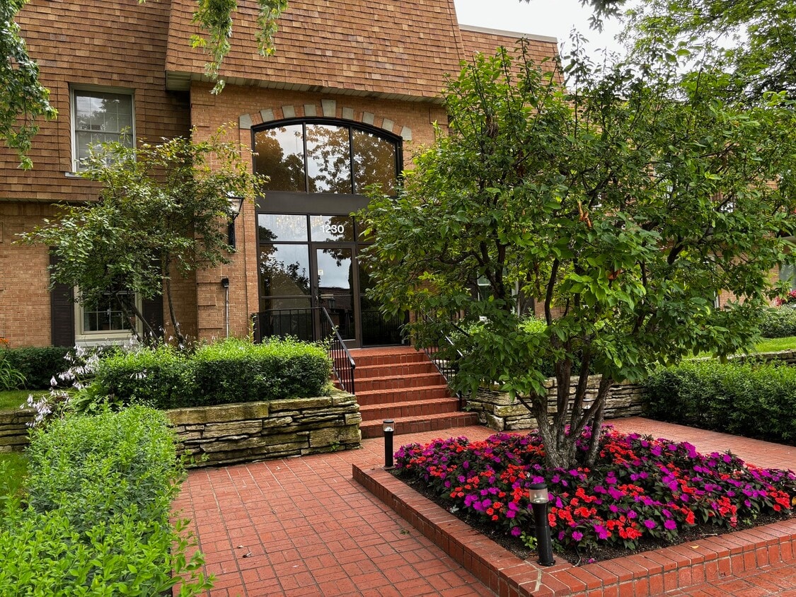 Primary Photo - 1230 Park Ave W