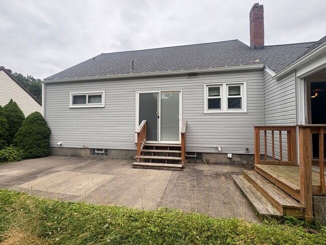 Building Photo - Charming 3-Bed, 1.5 Bath Home in Peaceful ...