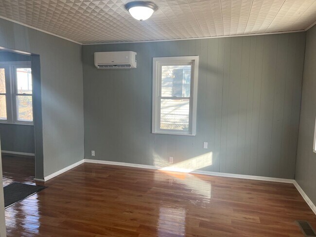 Building Photo - Updated 3 Bed/1 Bath Home!