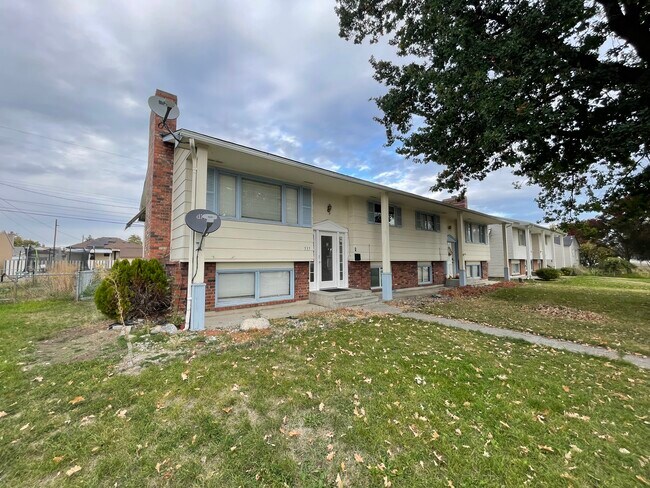 Building Photo - Garland Duplex