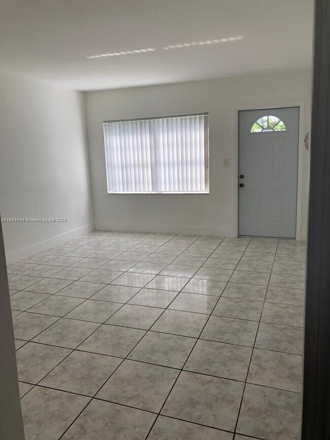 Foto del edificio - 1385 NE 129th St