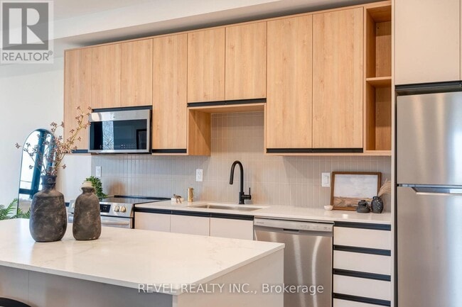 Building Photo - 4390 Hillview Dr