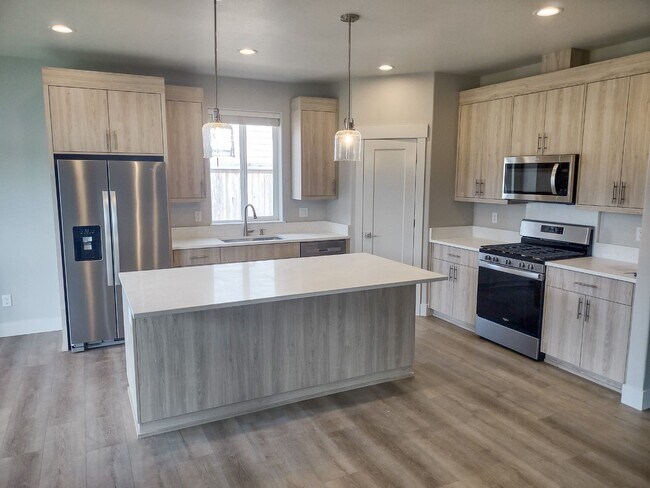 Building Photo - BRAND NEW DALLAS HOME! Covered Patio, Fenc...