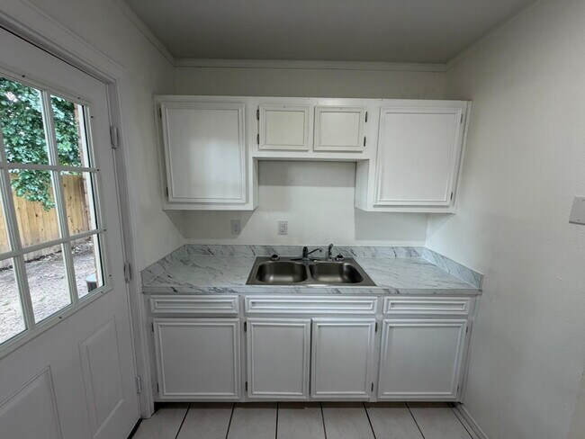 Building Photo - "Charming 2-Bed Retreat in Edinburg – Cozy & Convenient Living at 840 Sq Ft!"