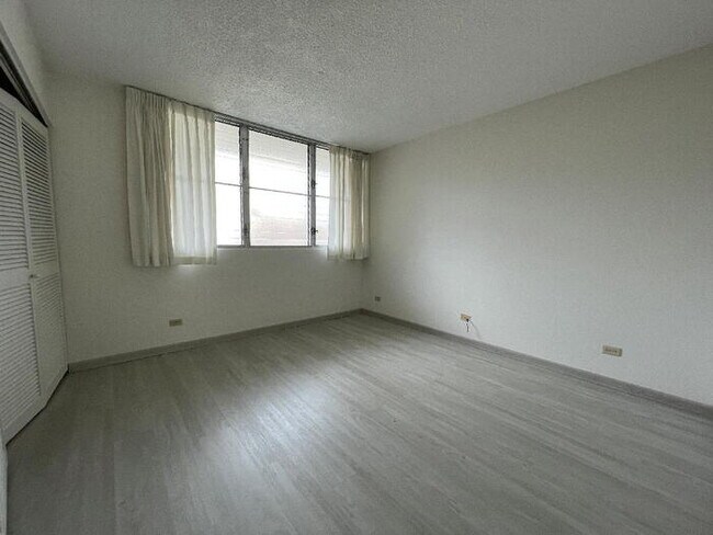 Building Photo - ALIKA 1/1/1 cmpt pkg, Avail 7/1 sec, W/D, ...