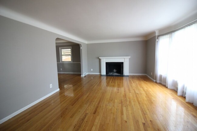 Building Photo - Beautiful Home in Grosse Pointe Woods
