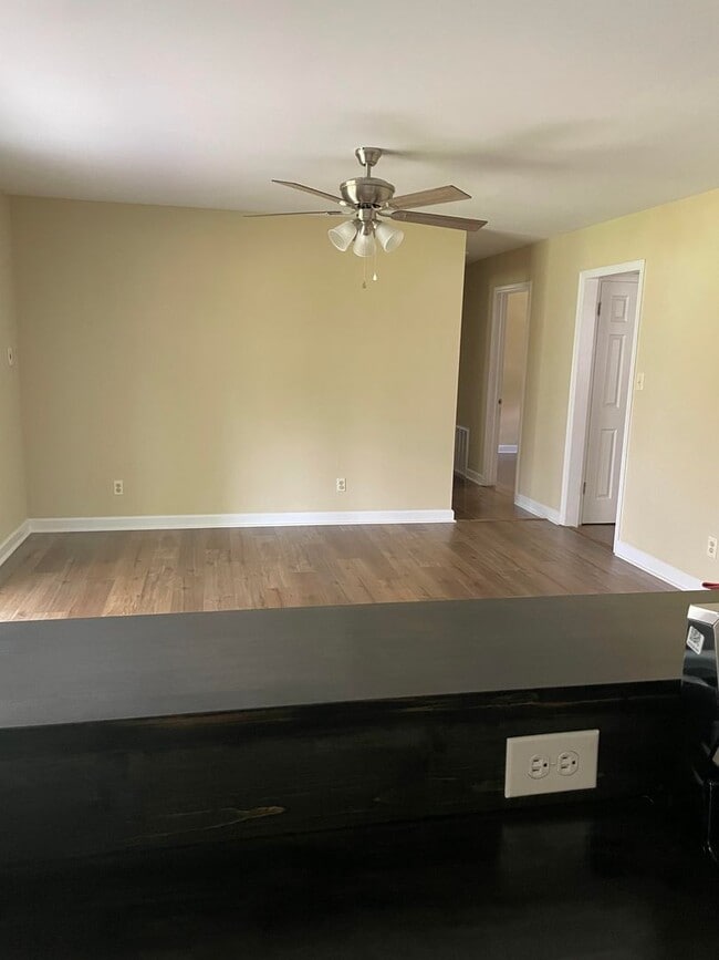 Foto del edificio - Charming Three Bedroom Brick Ranch in Colu...