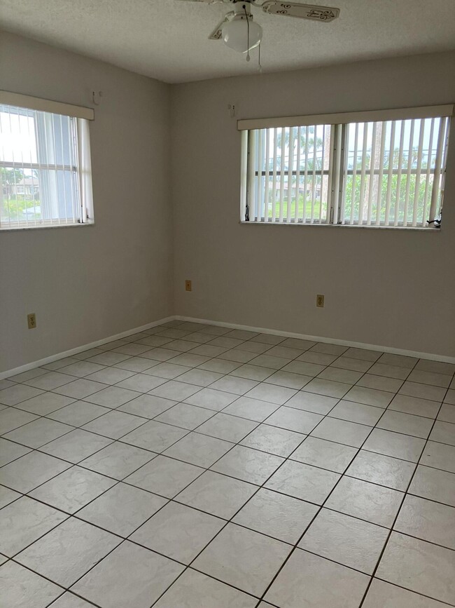 Building Photo - 2886 Fernley Dr E
