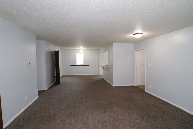 Building Photo - Spacious duplex for rent!