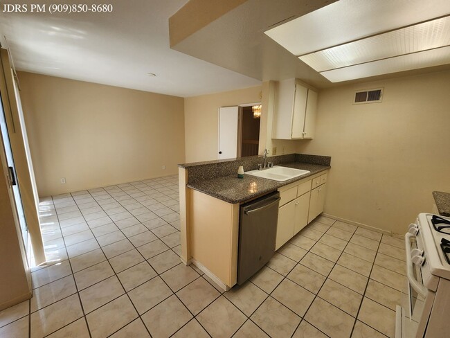 Building Photo - Fullerton 3 Bedroom Townhouse