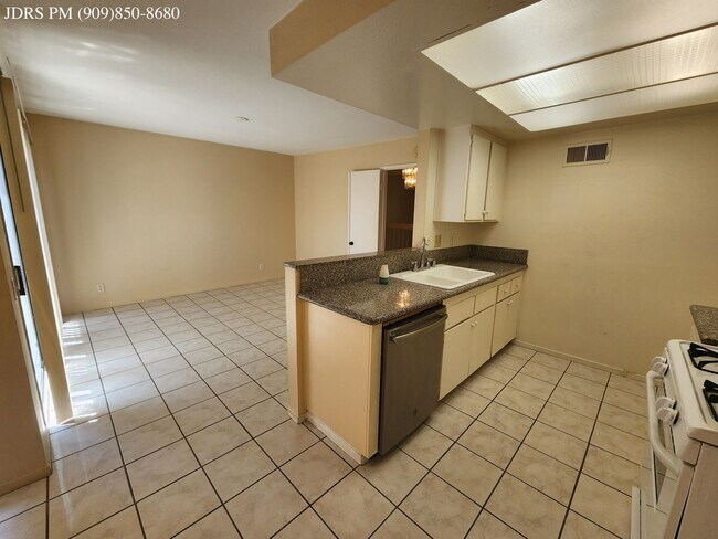 Foto del edificio - Fullerton 3 Bedroom Townhouse