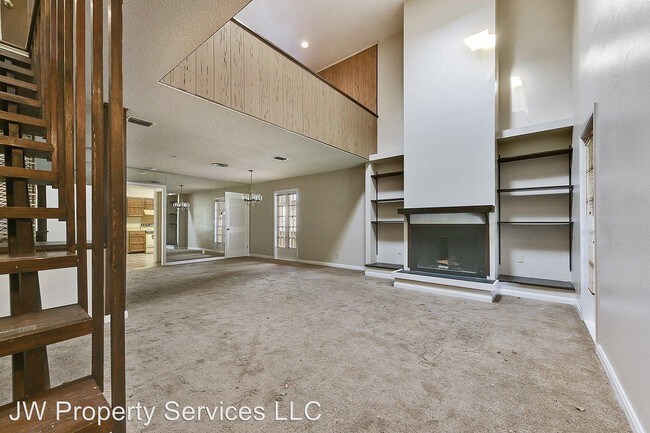Building Photo - 300 Lilac St