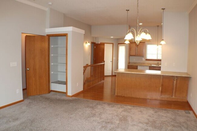 Building Photo - $1475 | 3 Bedroom, 2 Bathroom DUPLEX | NO ...