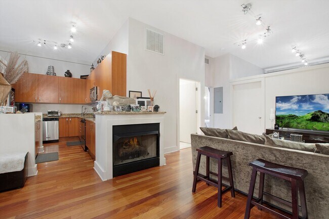 Building Photo - 4751 N Artesian Ave