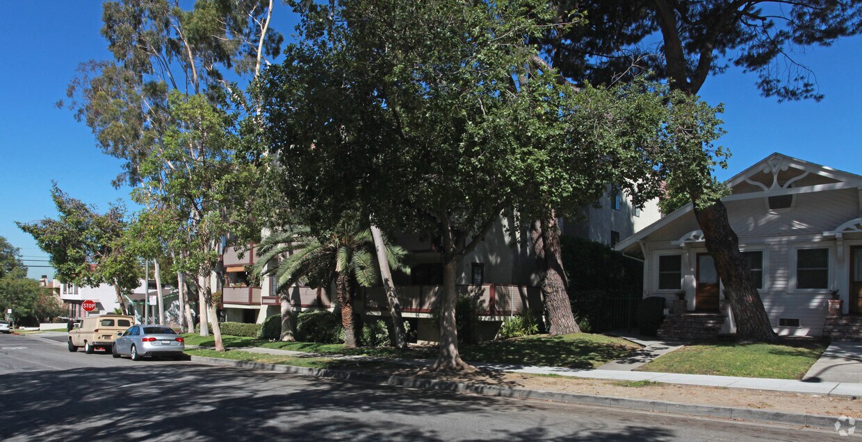 Foto del edificio - Breckenshire Deluxe Apartments
