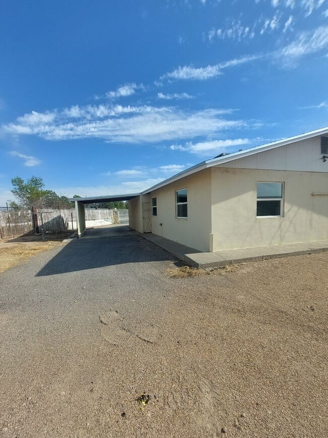 Building Photo - 3 bedroom 2 bathroom beautiful rental ! Av...