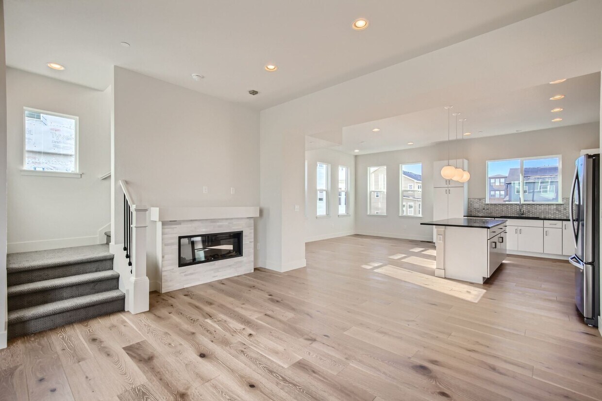 Foto principal - Stylish 3 bed/4 bath Town Home