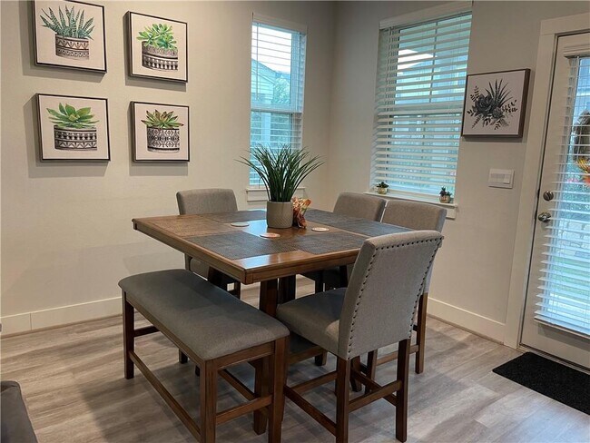 Foto del edificio - 7105 Silver Star Ln