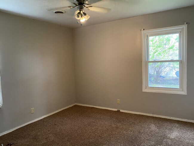 Building Photo - 965 Valleyview Dr