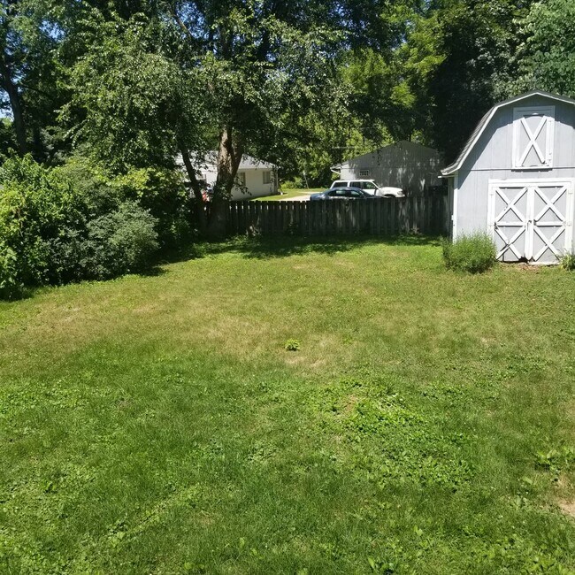 Building Photo - 2 Bedroom house Iowa City with hardwood fl...