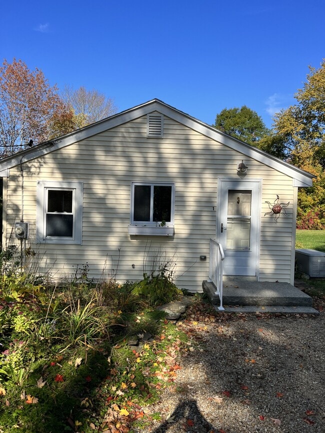 Building Photo - 9 Pebble Ln