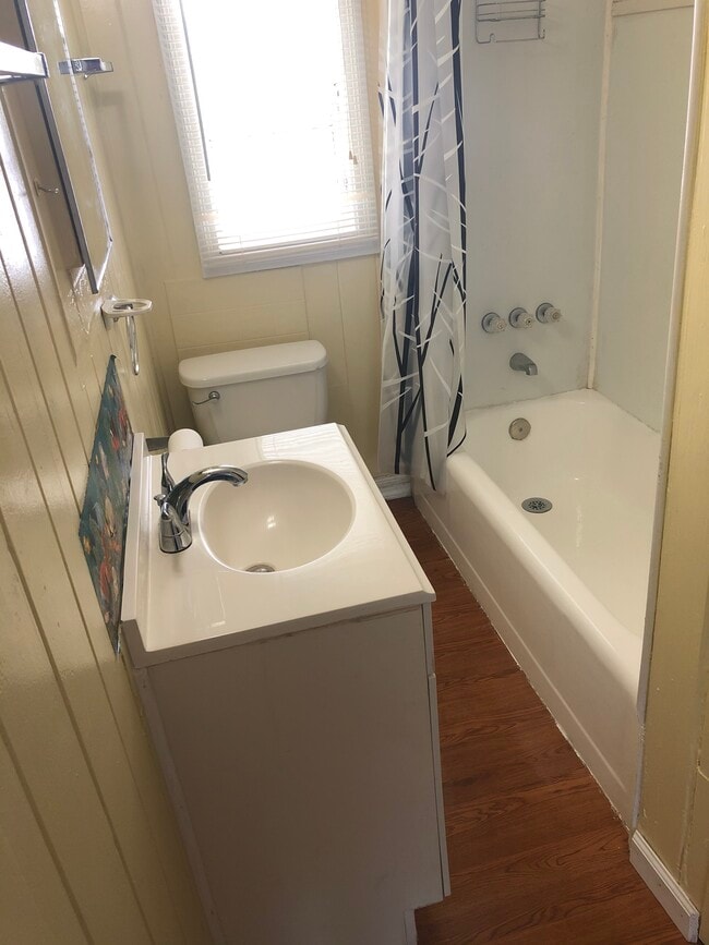 Bathroom - 1323 Woodruff Ave