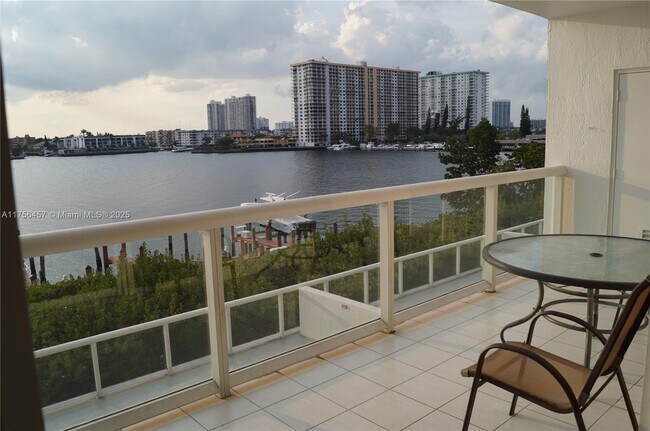 Foto del edificio - 17050 N Bay Rd