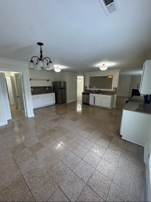 Building Photo - Spacious 3200+ sq. ft. home with large kit...