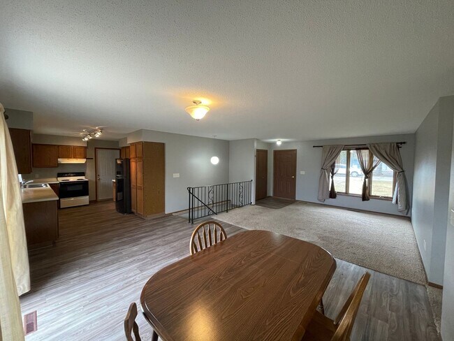 Building Photo - 3 Bedroom 1 Bathroom Duplex in Eau Claire,...