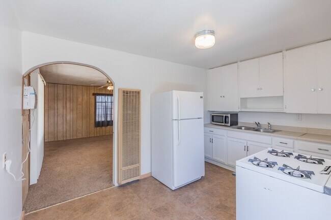 Building Photo - Cozy 2 Bed 1 Bath - Pets on Owner Approval!
