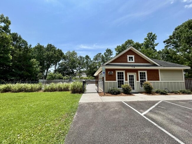Building Photo - 726 Quinn Dr