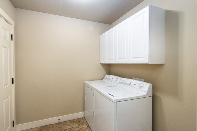 Building Photo - Beautiful 3-Bed, 2-bath Townhome In Pleasa...