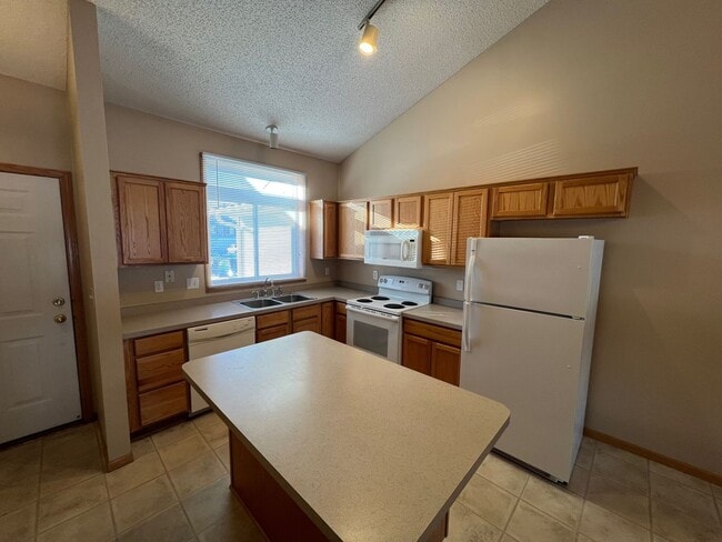 Building Photo - End Unit Townhouse available January 1, Va...