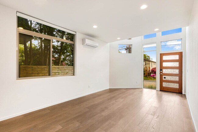 Foto del edificio - 3 Bedroom Stylish Modern Townhome in the Heart of Ballard