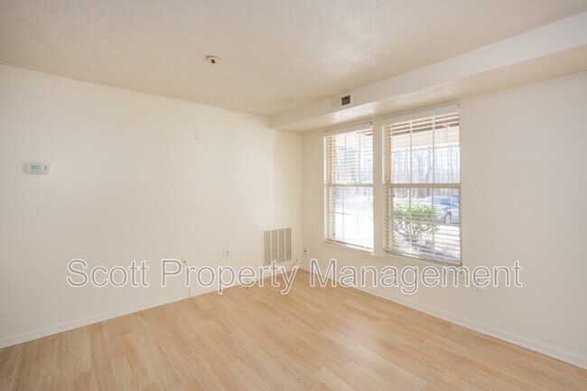 Foto del edificio - 903 Woodbridge Ct