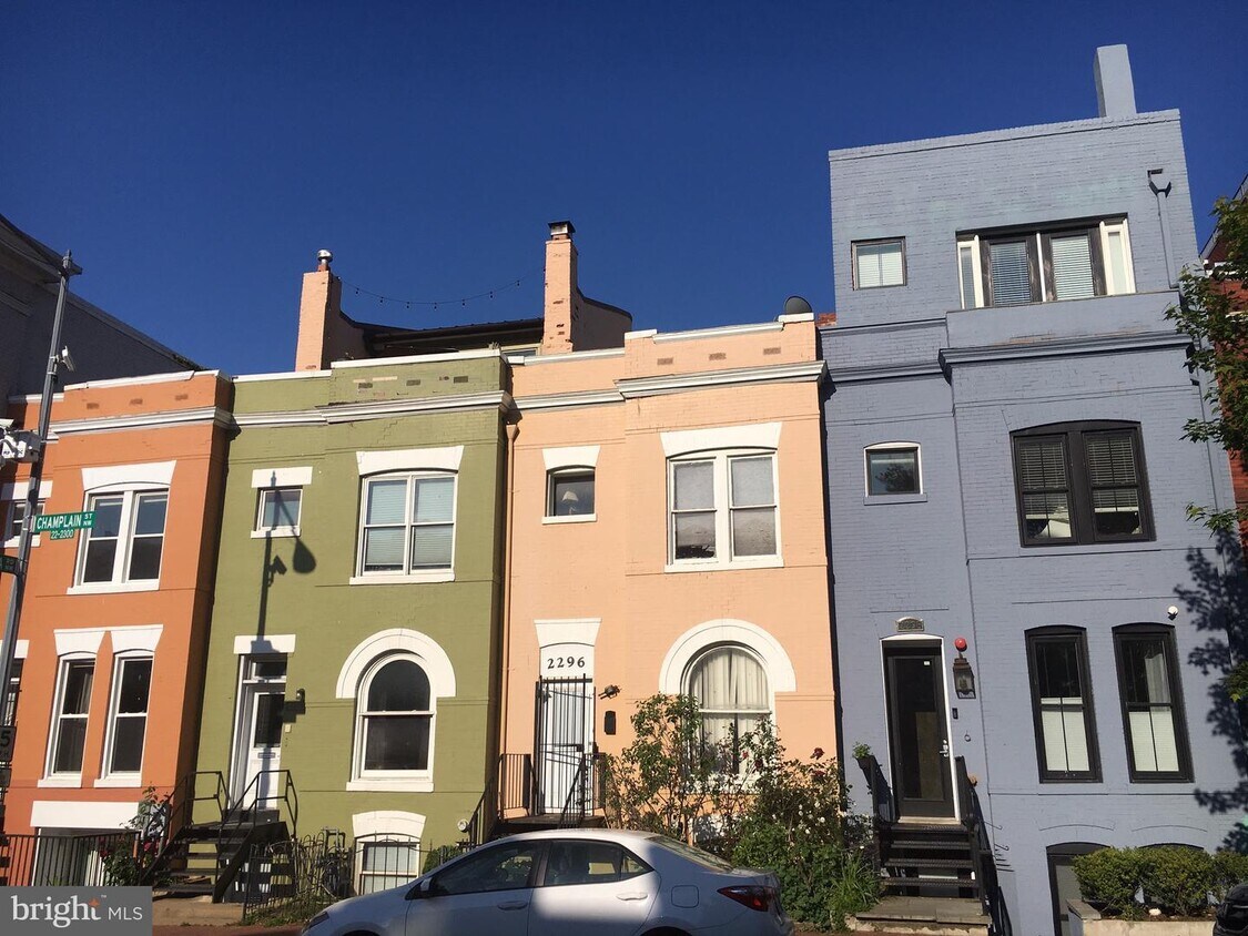 Foto principal - 2298 Champlain St NW