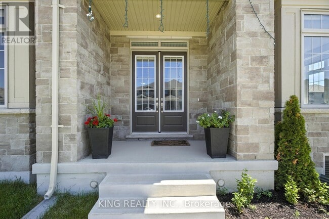 Building Photo - 2 Emerald Grove