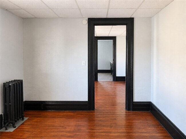 Foto del edificio - 111-115-115 Lyell Ave