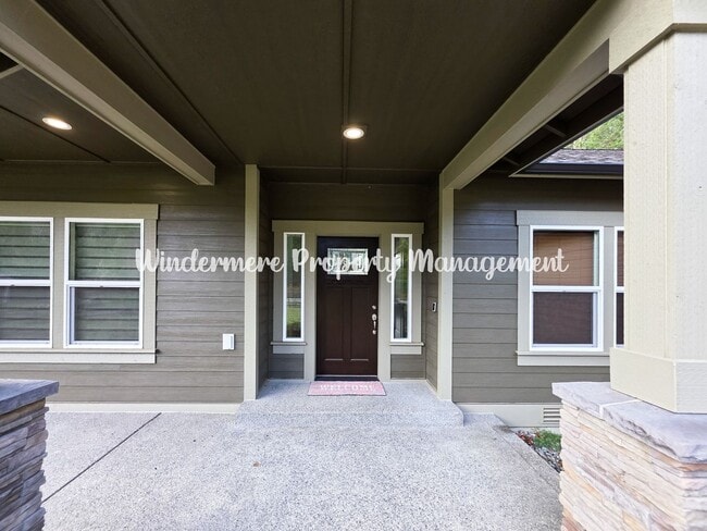 Foto del edificio - Luxurious and Immaculate 3 bed with office on 1.75 acre lot