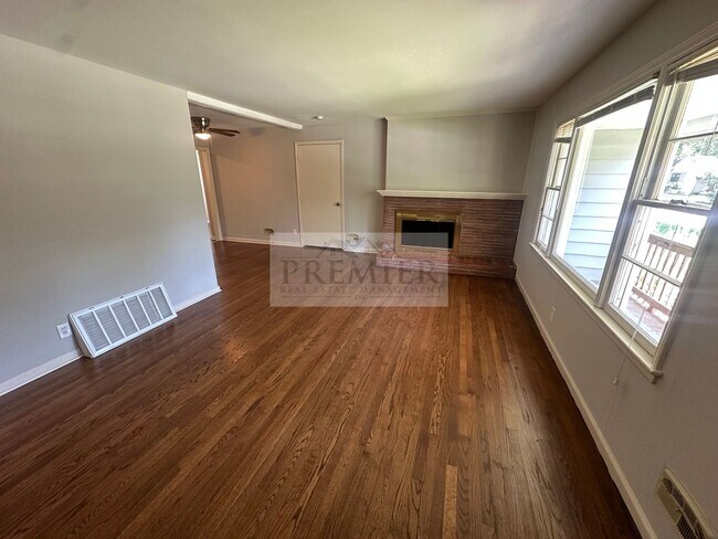 Foto del edificio - 8422 Cherry St
