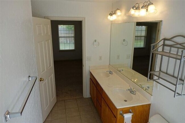 Building Photo - Beautiful Home!