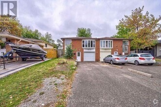 Building Photo - 3425 Oakglade Crescent