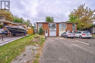 Building Photo - 3425 Oakglade Crescent