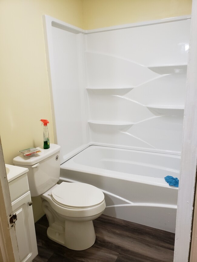 Building Photo - 124 E Cherry St