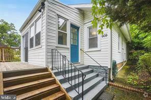 Building Photo - 909 Maplewood Ave