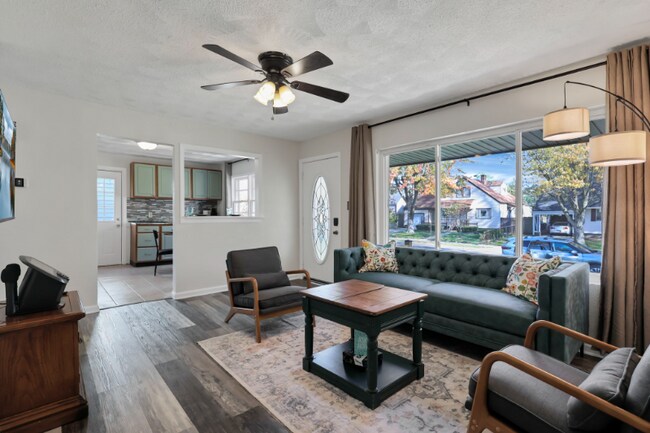 Foto del edificio - 3333 Dresden St