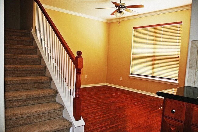 Foto del edificio - 906 Sterling Creek Cir