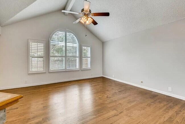 Building Photo - 705 Lake Bluff Dr